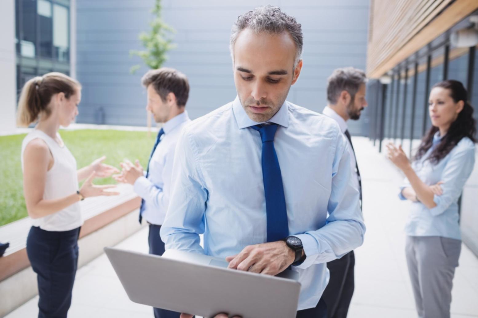 Professionnel analysant des données financières sur plusieurs écrans